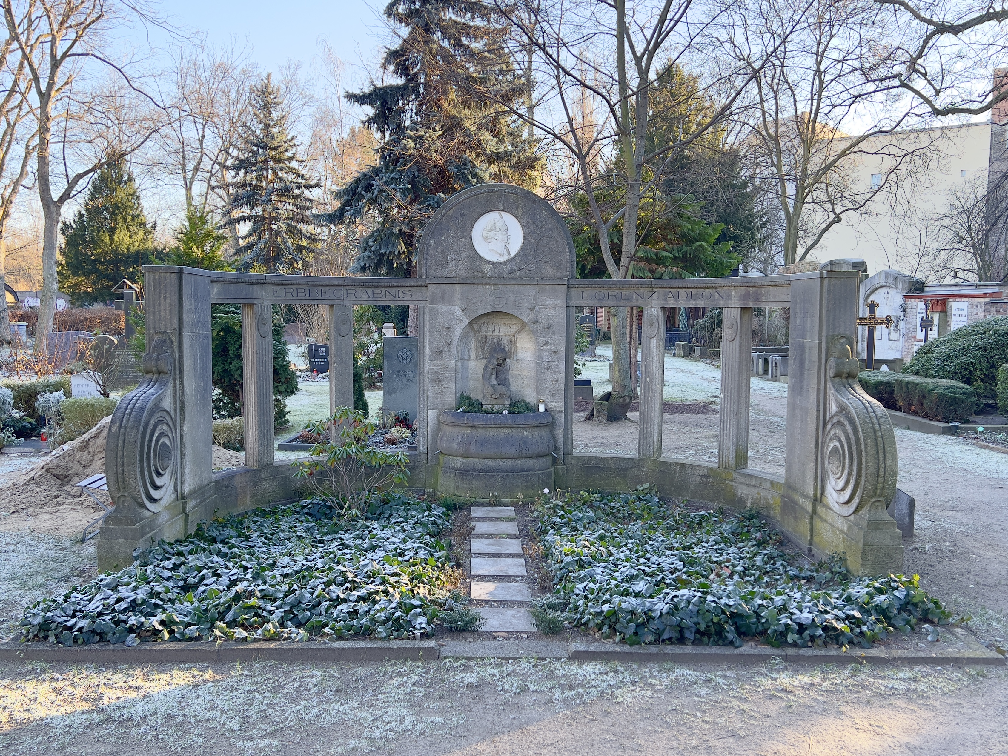 Grabstein Lorenz Adlon, Alter Domfriedhof der St.-Hedwigs-Gemeinde, Berlin-Mitte