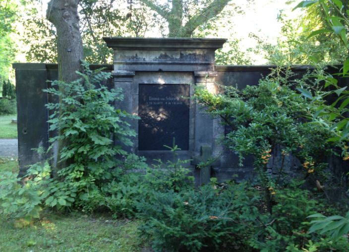 Grabstein Victoria von Schirach, Friedhof Columbiadamm, Berlin-Neukölln