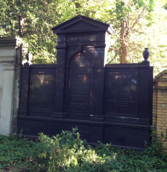 Grabstein Augusto Claußen, Friedhof Columbiadamm, Berlin-Neukölln