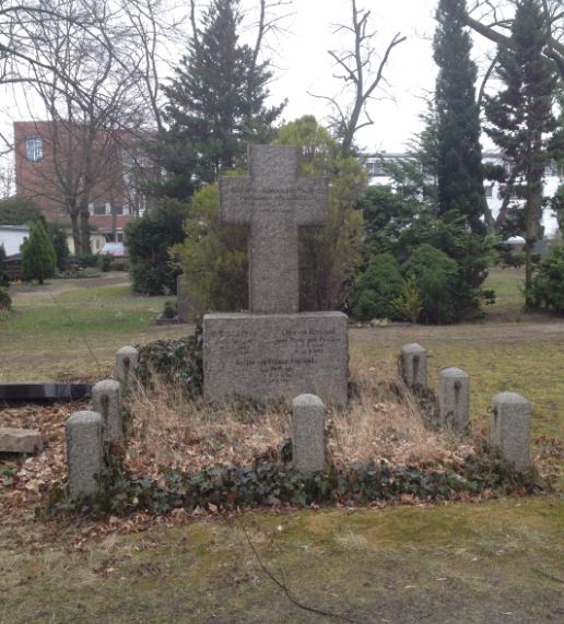 Grabstein Cläre von Renouard, verw. Pauly, geb. Paalzow, Friedhof Teltow, Brandenburg
