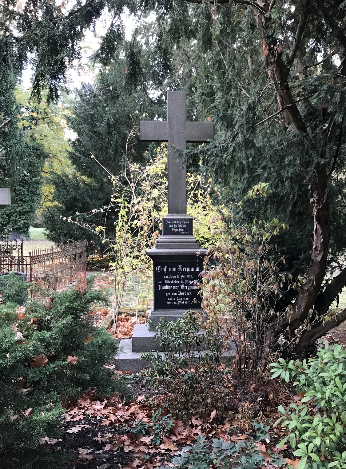 Grabstein Pauline von Bergmann, geb. Asbrand genannt von Porbeck, Alter Friedhof Potsdam, Brandenburg